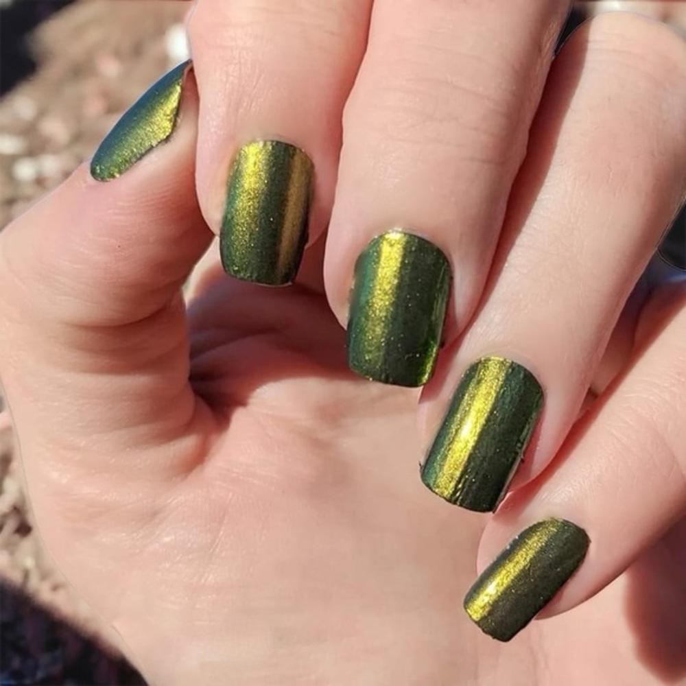 Color Street | Miss Polaris moss green to dark gold duochrome nail set